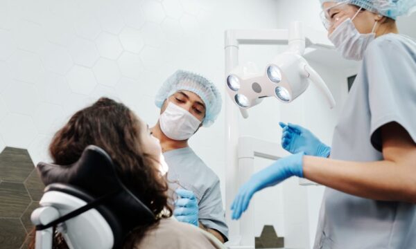 성남 임플란트, 과학이 빚어낸 튼튼한 뿌리: 더신중한치과의 ‘바이오-디지털’ 임플란트