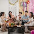 파티 및 행사에서 다양한 일회용 수저 사용