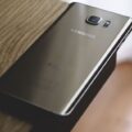 온라인에 접속할 수 있는 트렌디한 Samsung M31 휴대폰 커버 종류는 무엇입니까?