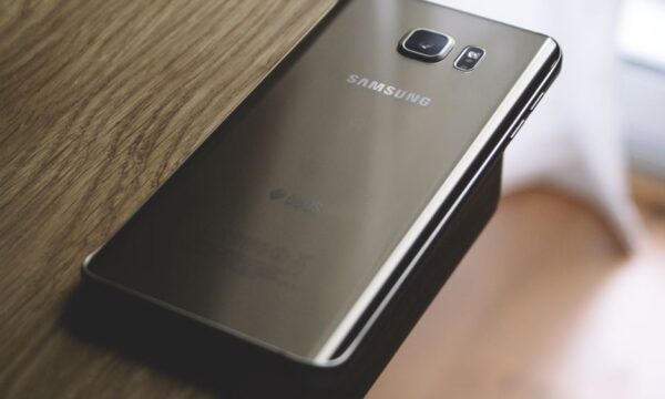온라인에 접속할 수 있는 트렌디한 Samsung M31 휴대폰 커버 종류는 무엇입니까?