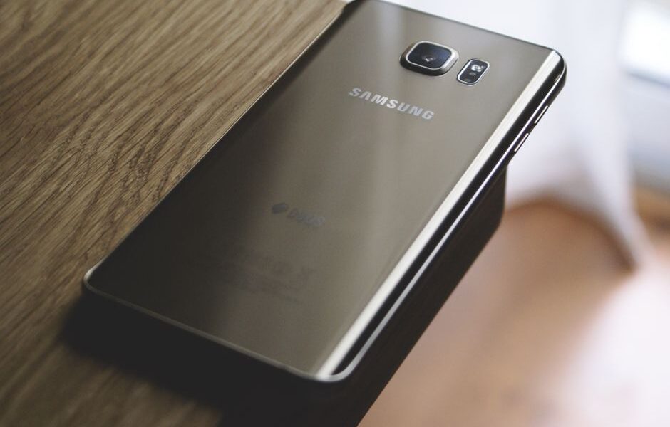 온라인에 접속할 수 있는 트렌디한 Samsung M31 휴대폰 커버 종류는 무엇입니까?